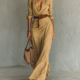 Maksikleita ar atlocītu apkakli un garām piedurknēm